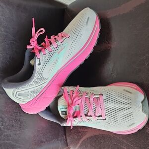 Brooks Women's Sneakers in Gray and Pink